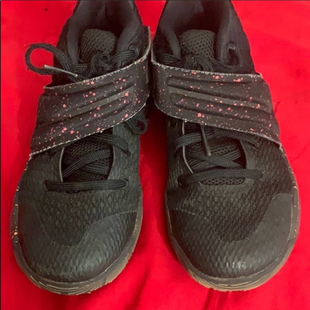 NIKE. KYRIES. BOYS.   TENNIS SHOES